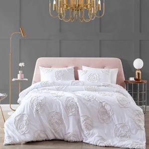 NWT Off White Rambling Rose KING Duvet Cover Set from Betsey Johnson. UNOPENED